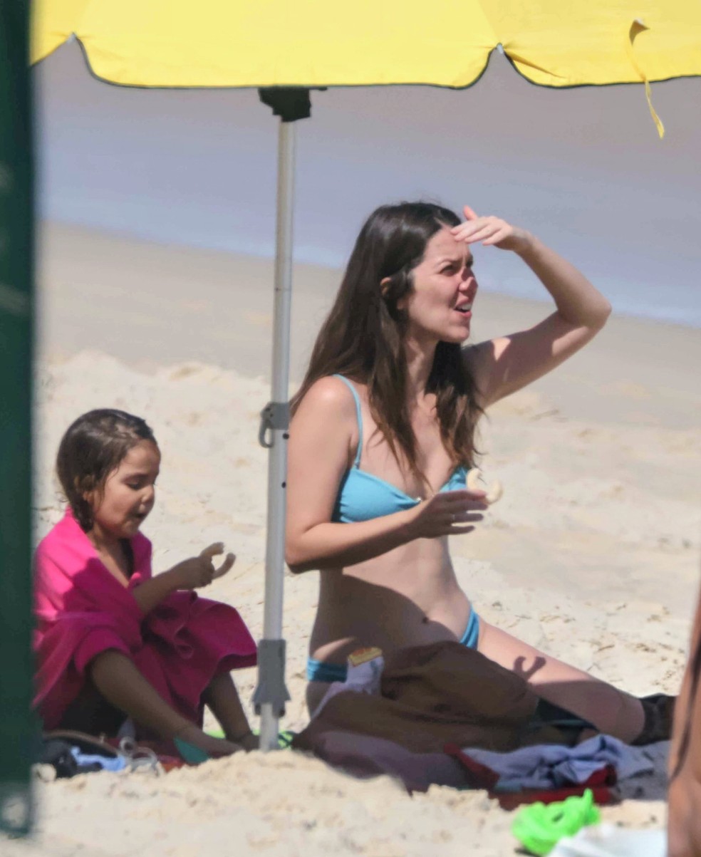 Nathalia Dill e a filha, Eva, em praia carioca — Foto: Daniel Delmiro/AgNews