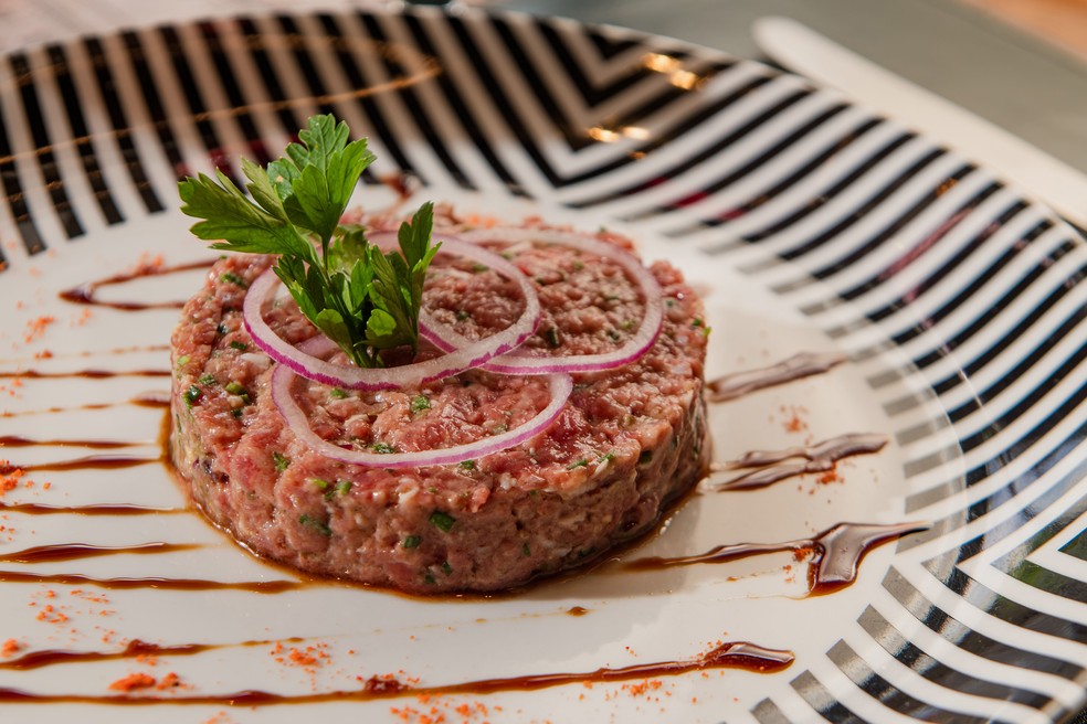 Steak tartare do Chez L'ami Martin — Foto: Divulgação/Alex Woloch