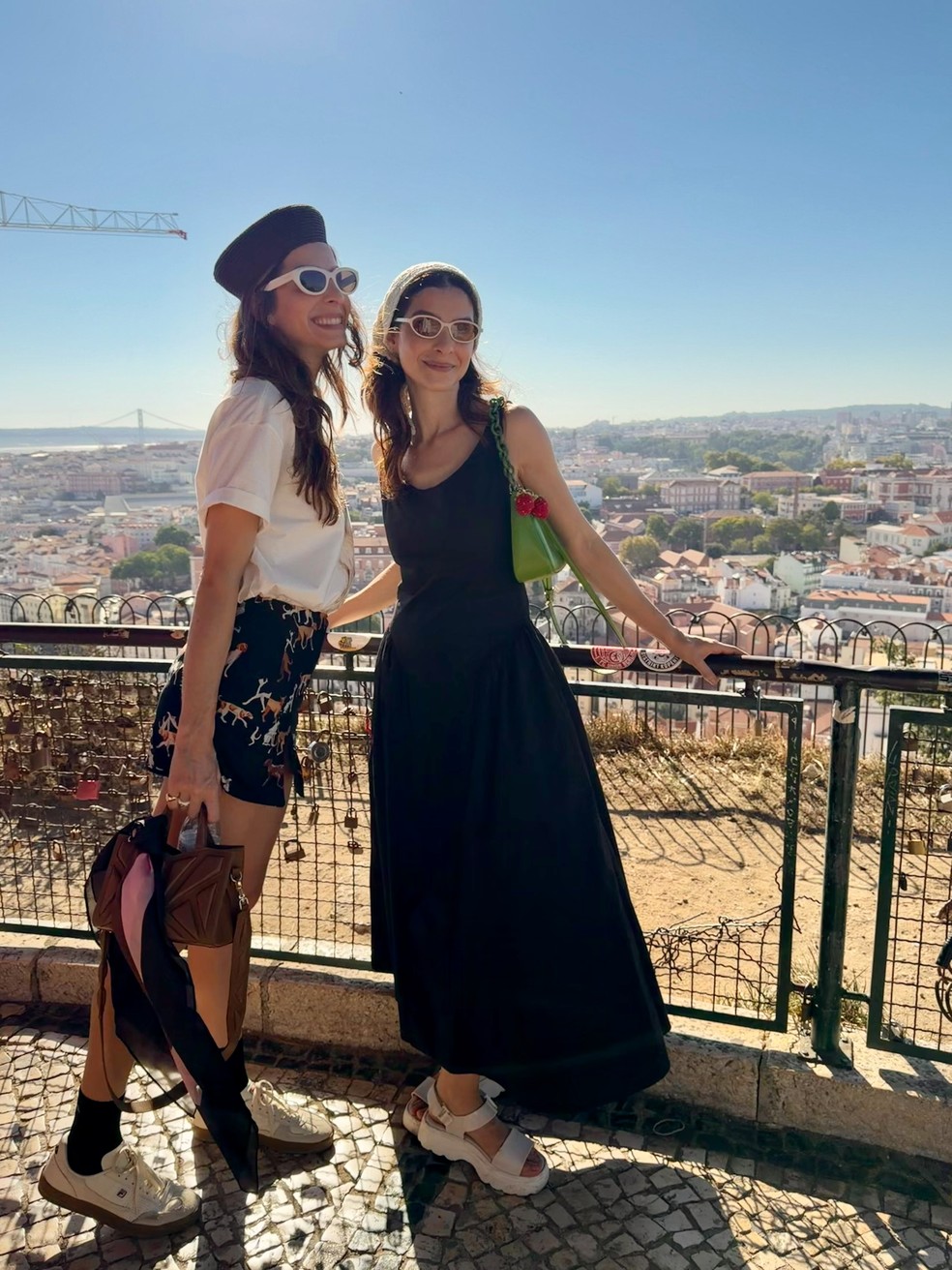 Giselle Batista com a irmã em Portugal — Foto: Reprodução/Instagram