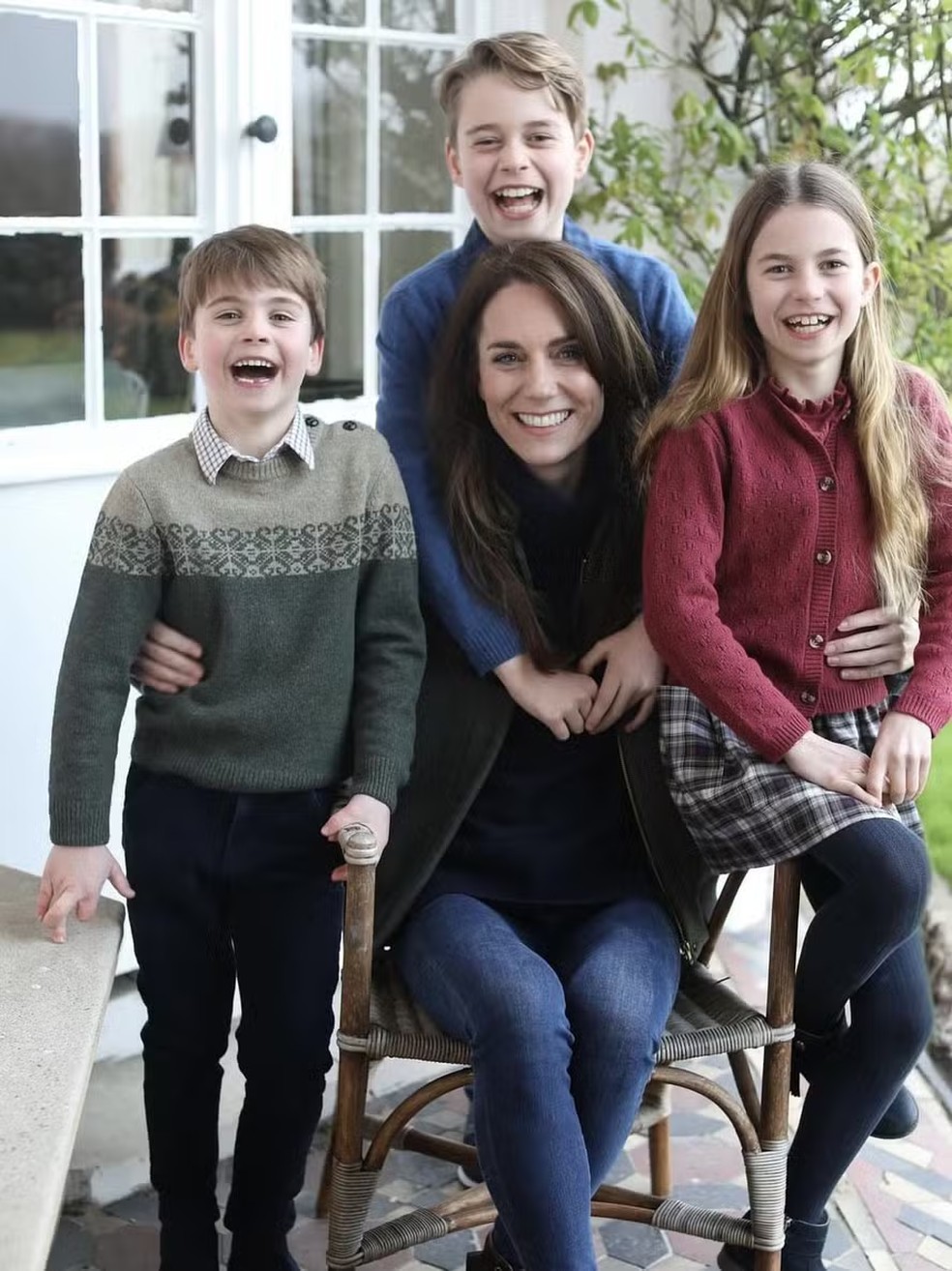 Kate Middleton com os três filhos — Foto: Reprodução/Instagram