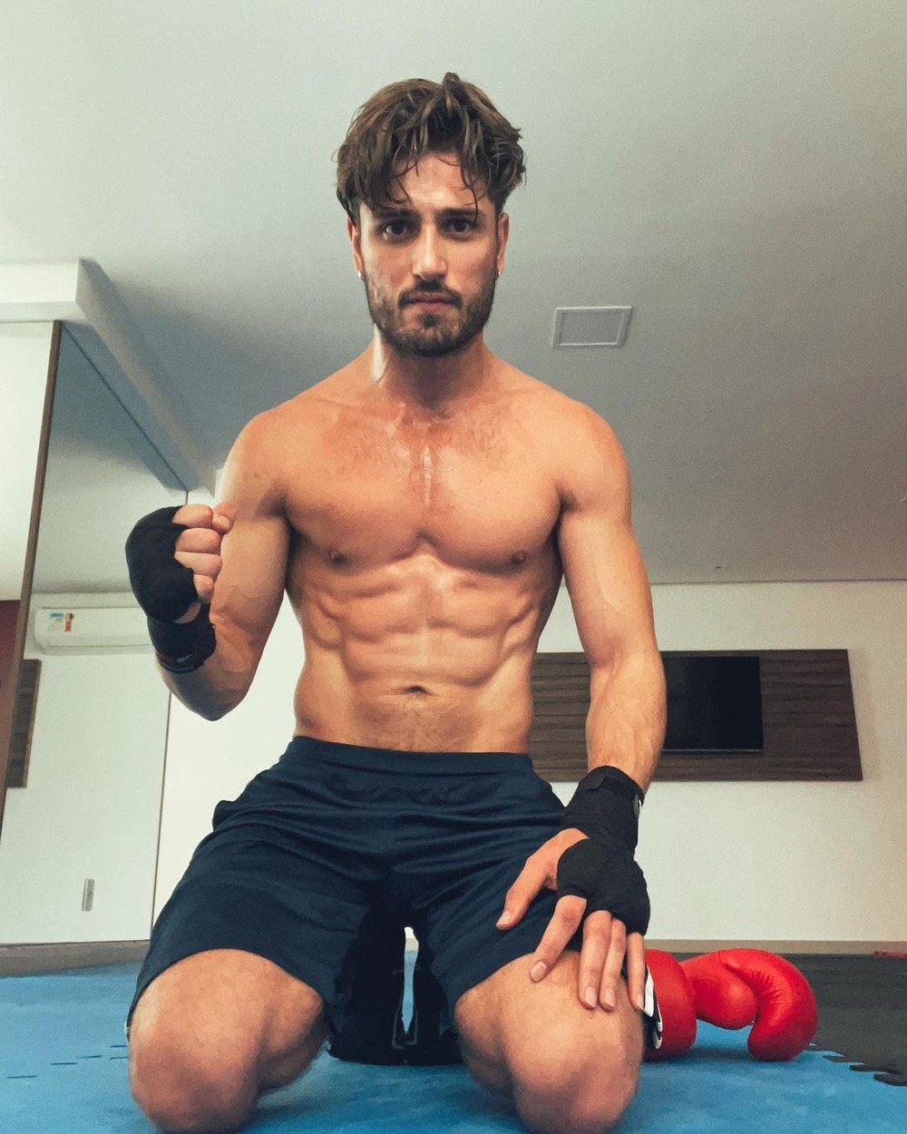 Daniel Rocha assume namoro com Vitória Strada; assista ao vídeo