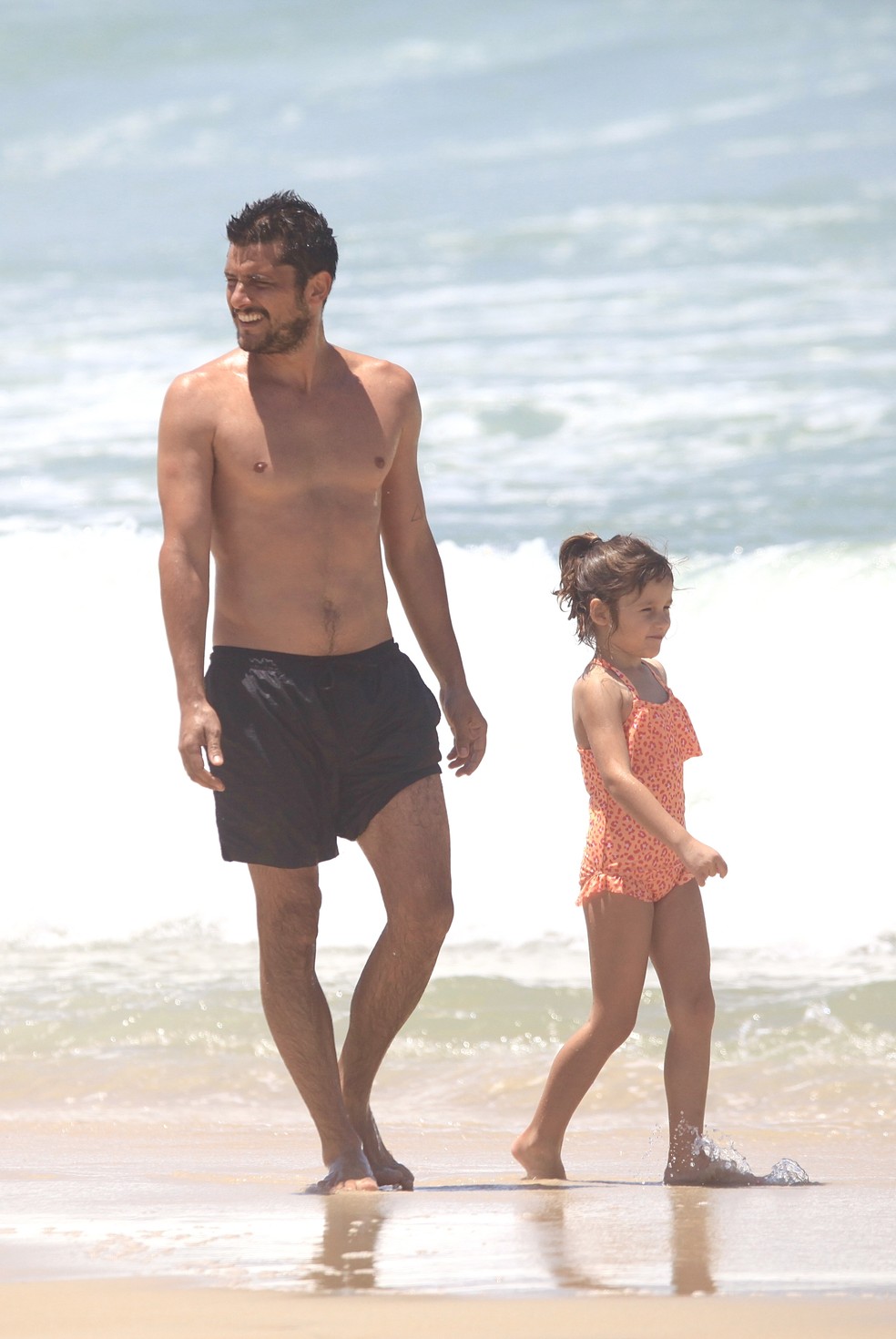 Bruno Gissoni e Yanna Lavigne levam aproveitam dia na praia com as filhas  Foto: Fabrcio Pioyani / AgNews