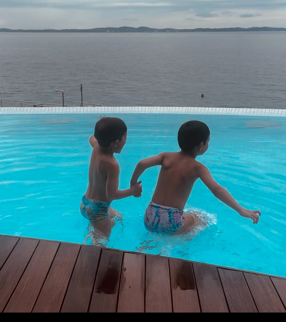 Andréia Sadi e André Rizek postam fotos raras nos 4 anos dos filhos gêmeos