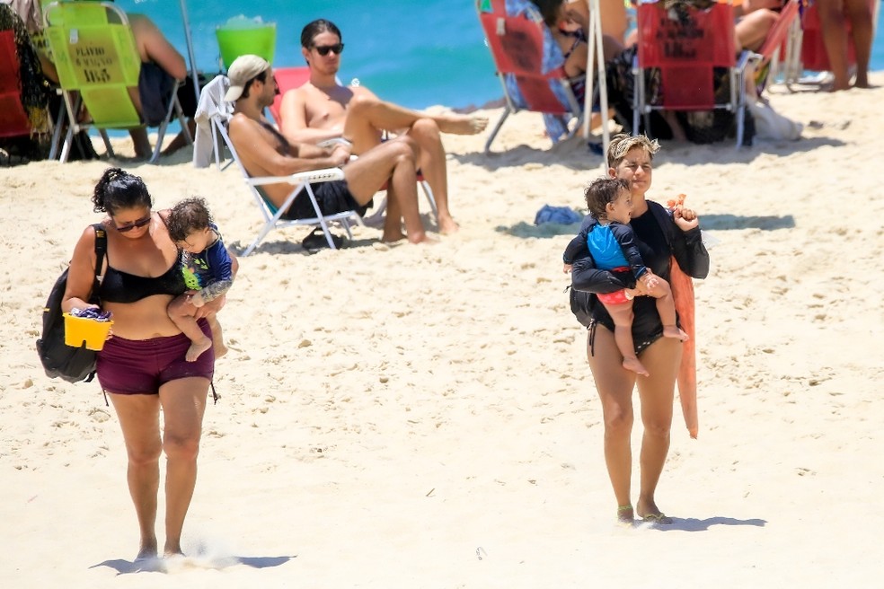 Lan Lahn curtindo praia com as filhas — Foto: JC Pereira / AgNews