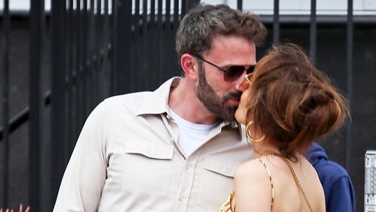 Ben Affleck e Jennifer Lopez trocam beijos em meio a especulação de crise