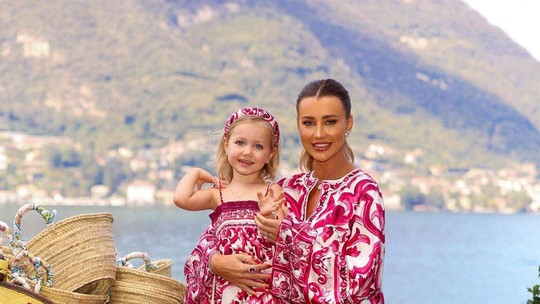 Ana Paula Siebert e a filha, Vicky, combinam looks de luxo na Itália