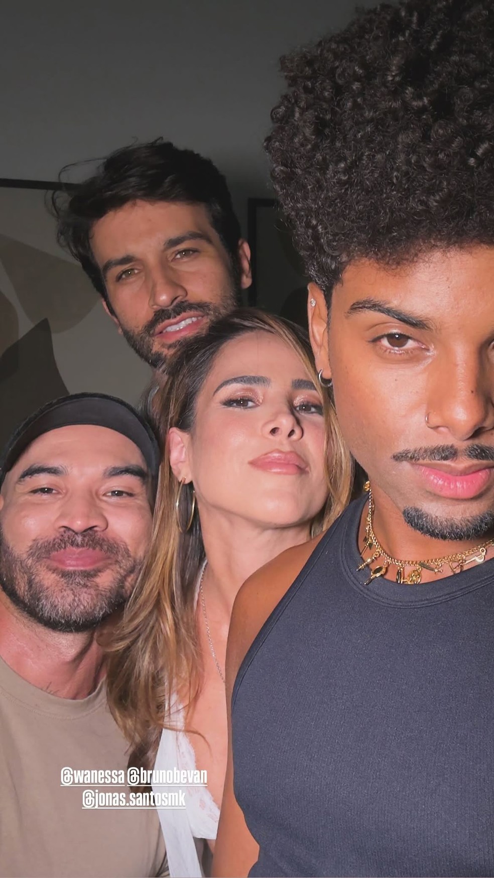 Wanessa com Bruno Bevan (fundo) e amigos — Foto: Reprodução/Instagram