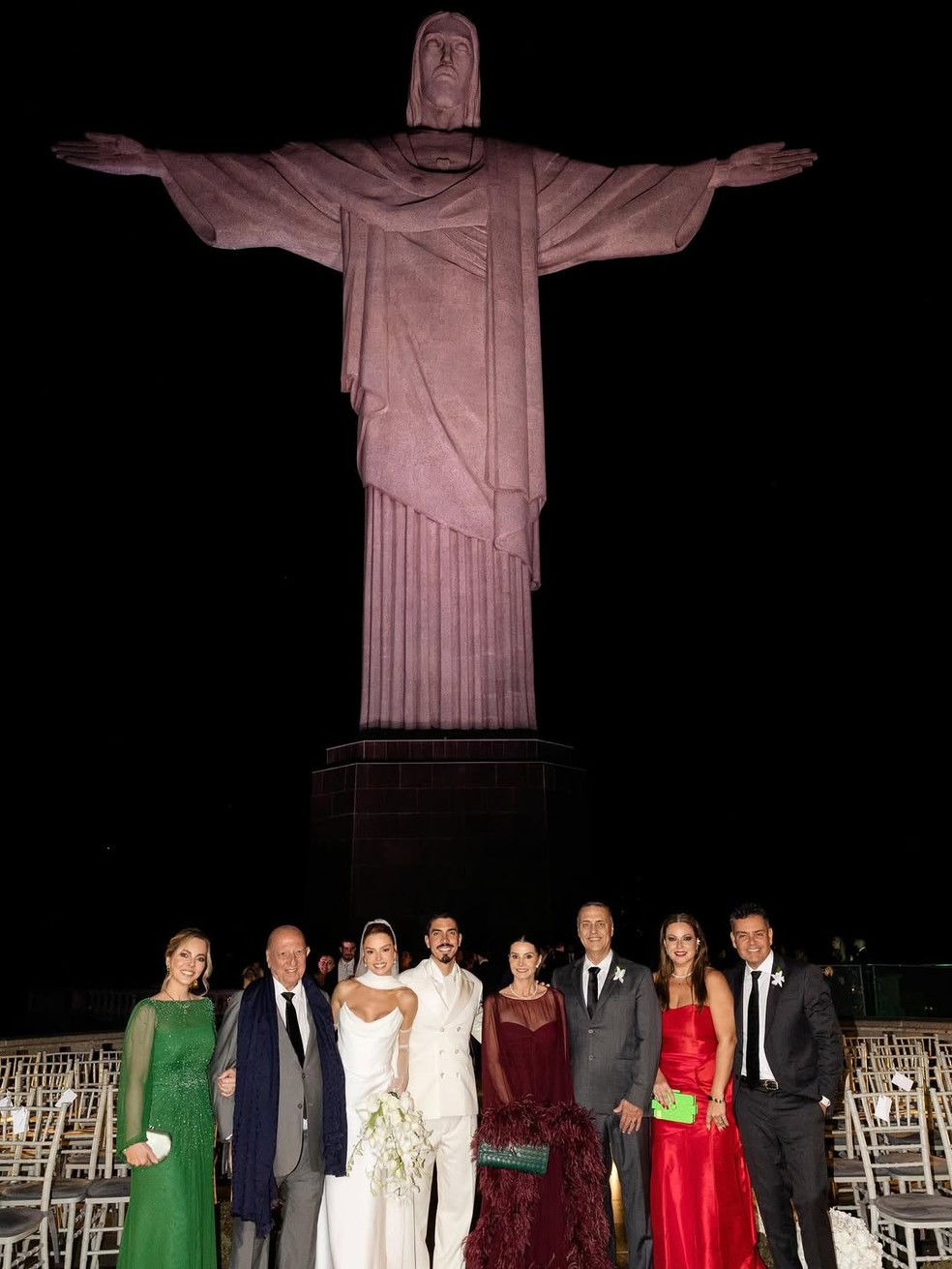 Os casais Fabíola David e Anísio Abraão David (pais do noivo), Giovanna Lancellotti e Gabriel David, Giuliana Lancellotti e José Álvaro Almeida (mãe e padrasto da noiva), Bernadete Sebba e Pérsio Roxo Jr. (madrasta e pai da noiva) posam aos pés do Cristo Redentor — Foto: Reprodução/Instagram