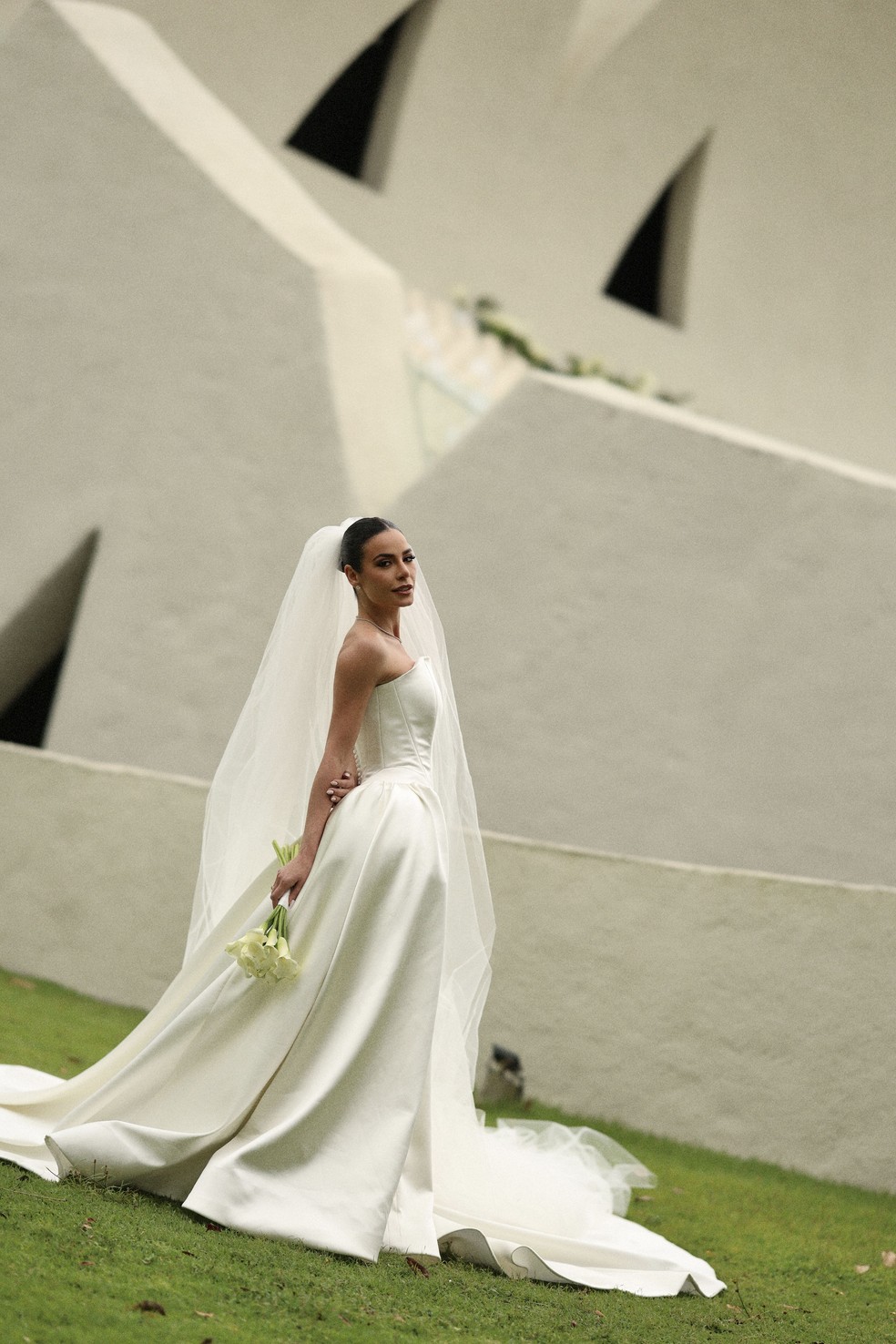 Miss Brasil Julia Gama se casa em Trancoso com vestido 'de corset infinito' — Foto: @mayckonsantosoficial