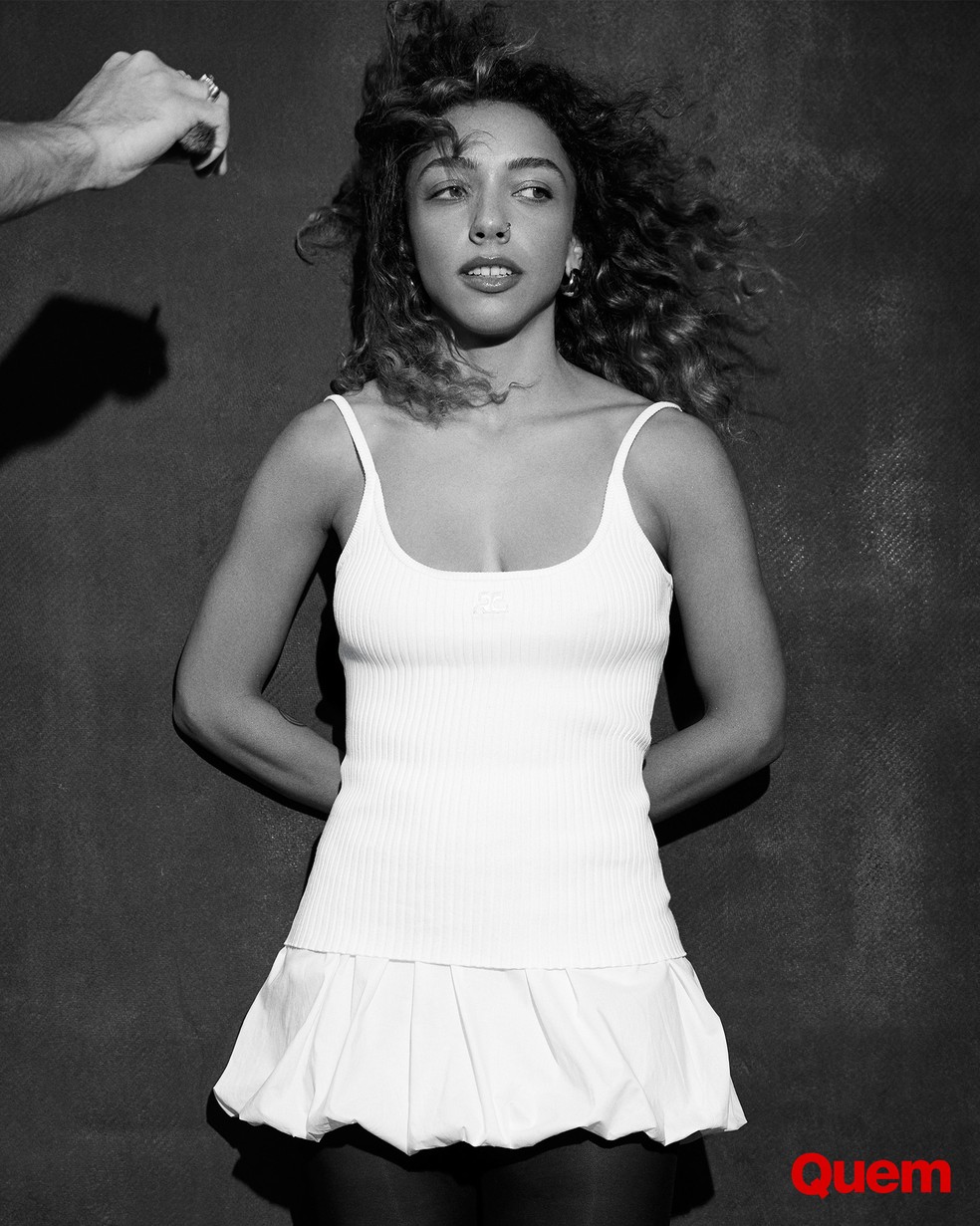 Alice Carvalho usa regata Courréges no The Vault e saia Adrian Degreas — Foto: Múcio Ricardo