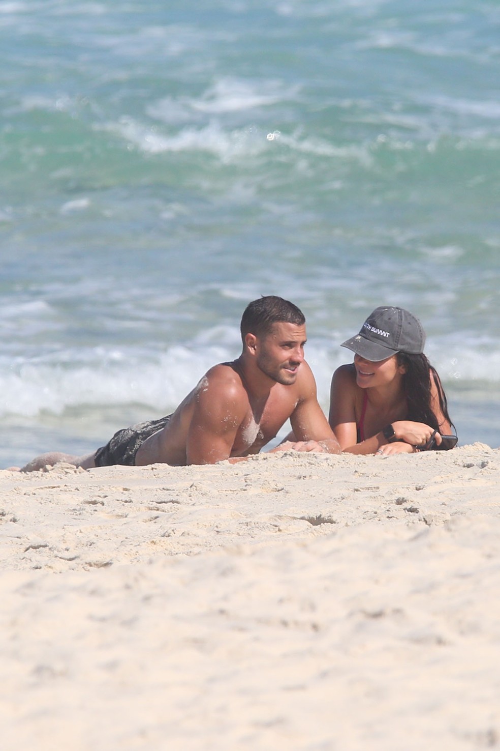 Jade Picon e André Lamoglia na praia da Barra da Tijuca — Foto: Dilson Silva/Agnews
