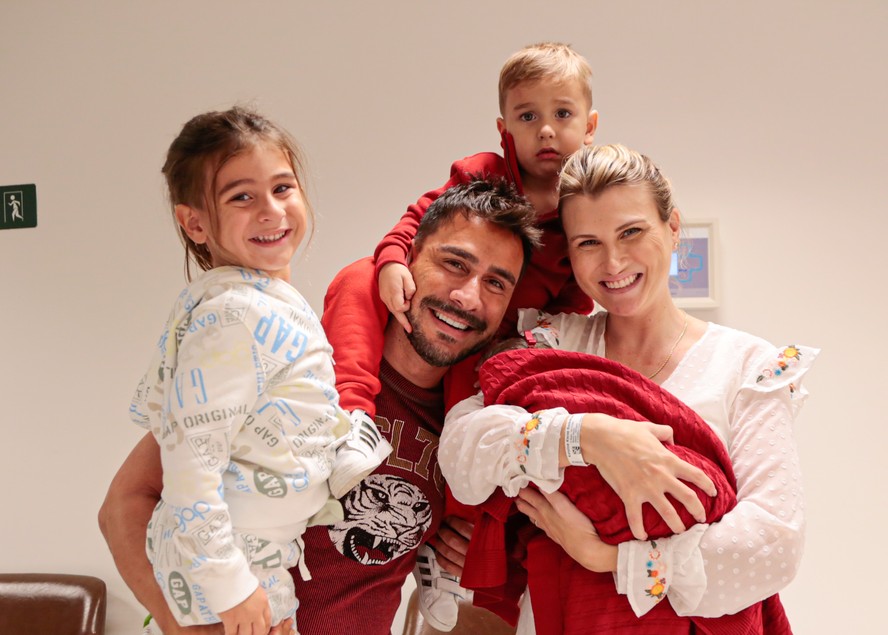Julio Rocha e mulher deixam maternidade com a filha recém-nascida