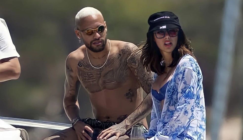 Neymar e Bruna Biancardi em passeio de barco — Foto: Getty Images
