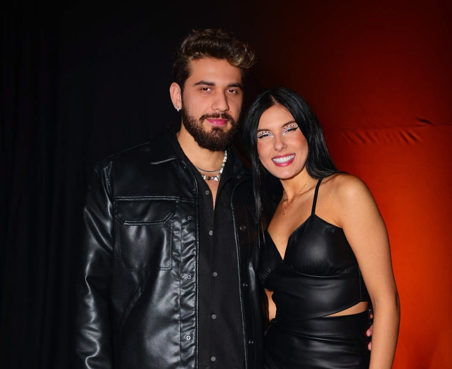 Gustavo Mioto e Ana Castela se beijam em festa após assumirem namoro