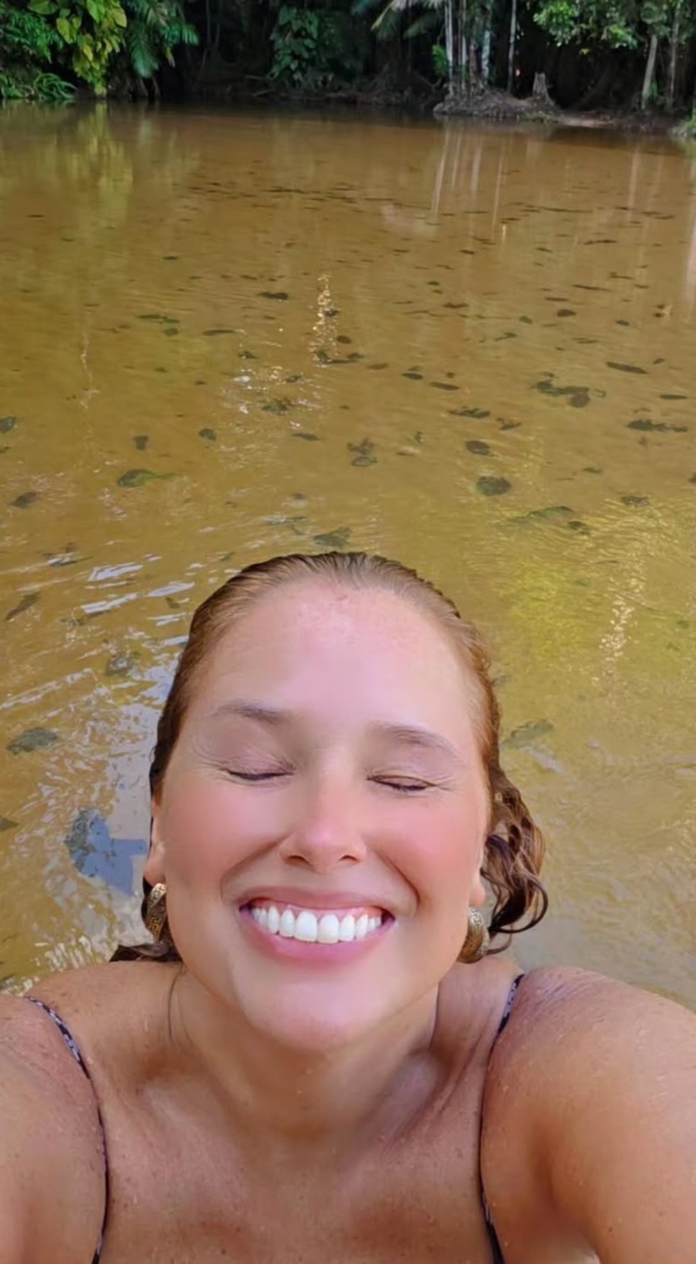 Mariana Belém exibe tatuagens no corpo ao se refrescar em igarapé no Pará — Foto: Reprodução/Instagram