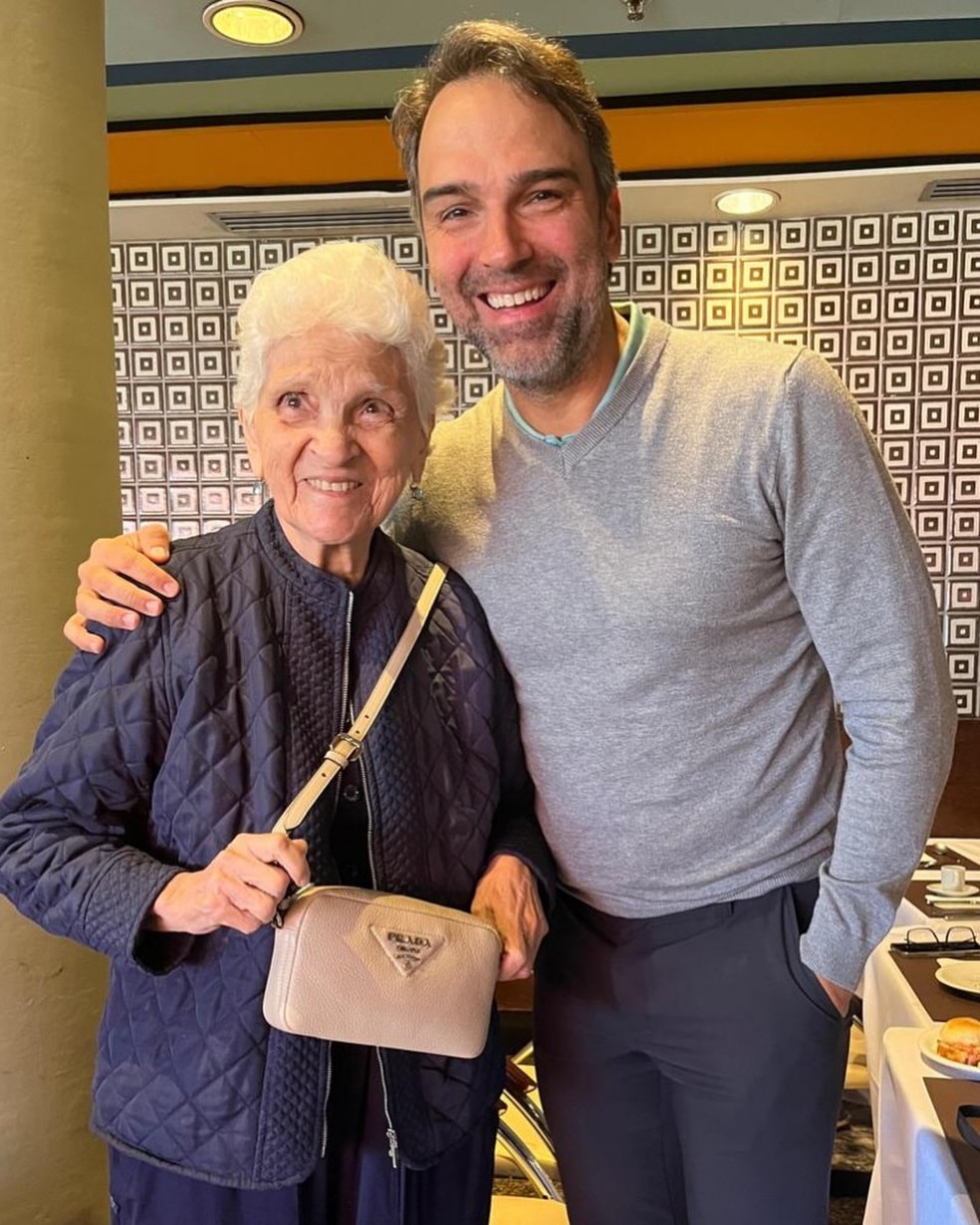 Tadeu Schmidt se despede da m�e e � consolado: 'Dificuldade pra aceitar que nunca mais vou te ver' � Foto: Reprodu��o/Instagram