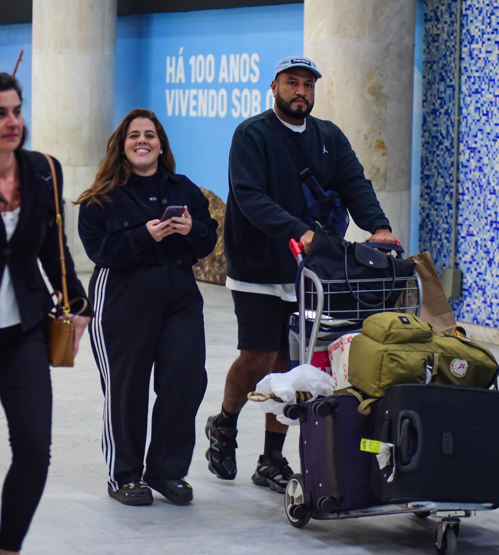 Tati Machado é vista sorridente com o marido após viagem ao Amazonas; fotos