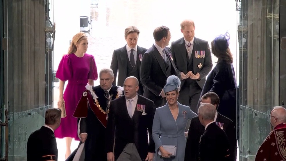 Príncipe Harry chega sem Meghan Markle à coroação do pai, o rei Charles III — Foto: Reprodução