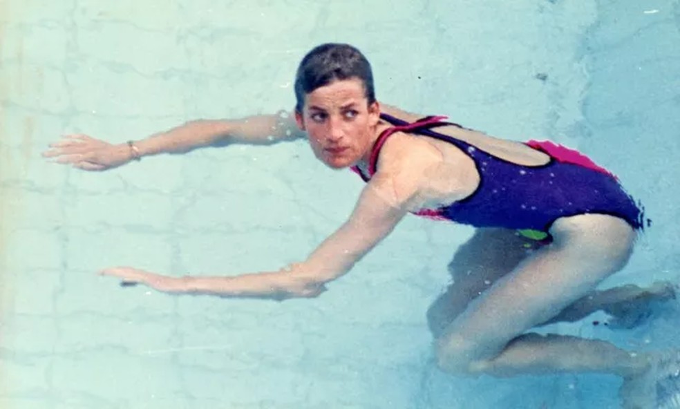 Princesa Diana nadando na piscina do Copacabana Palace — Foto: reprodução / redes sociais