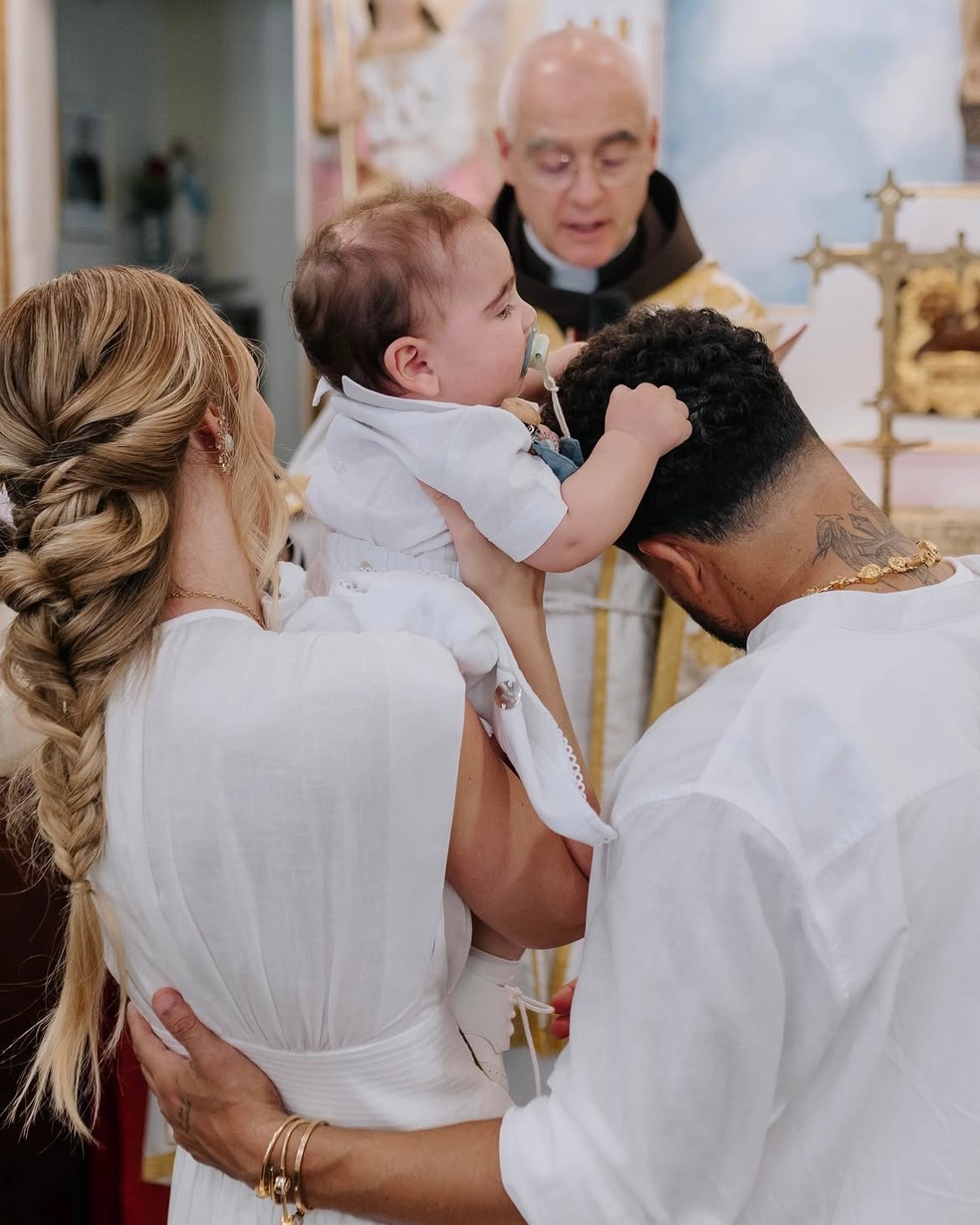 Ítalo Ferreira e esposa batizam o filho — Foto: Reprodução/Instagram