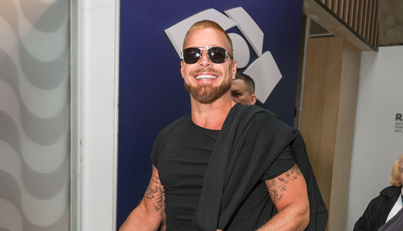 Ricky Martin chega ao Brasil com cabelo descolorido para show no NFL Rio Game