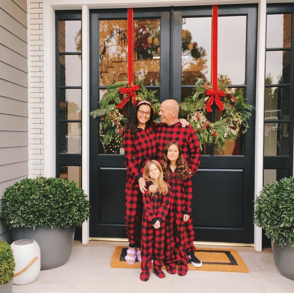 Bruce e Emma Willis com as filhas na mansão do casal na Califórnia — Foto: Reprodução Instagram