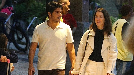 Natália Dill e marido são clicados em tarde de compras no Leblon