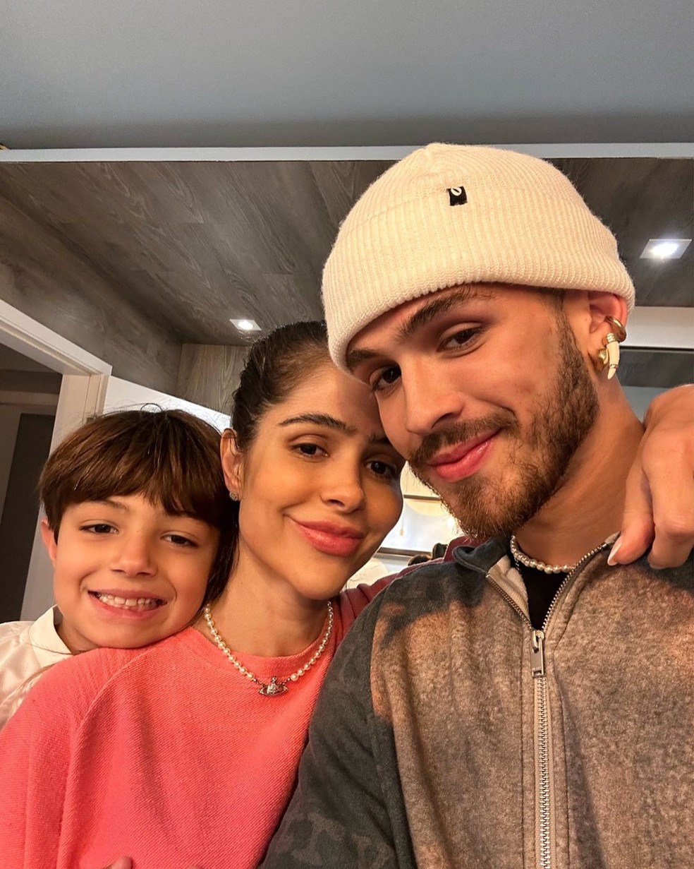 João Guilherme posa com a mãe, Naira, e o irmão, Pietro — Foto: Reprodução / Instagram