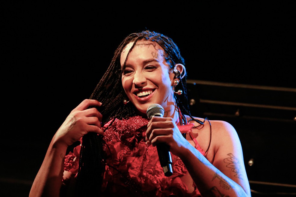 Linn da Quebrada volta aos palcos e faz show após internação para
