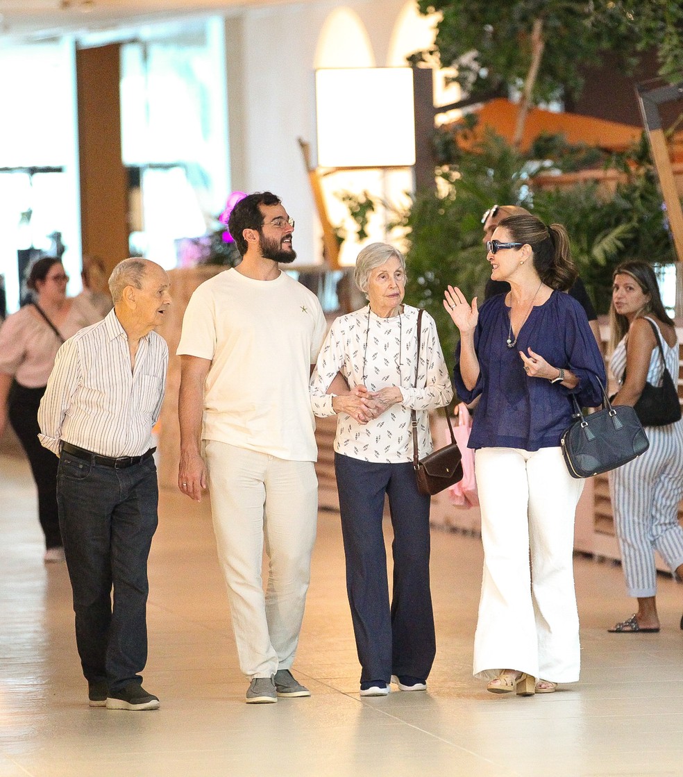 F&aacute;tima Bernardes e T&uacute;lio Gad&ecirc;lha com os pais da apresentadora, Am&acirc;ncio e Eunice &mdash; Foto: Edson Douglas;AgNews