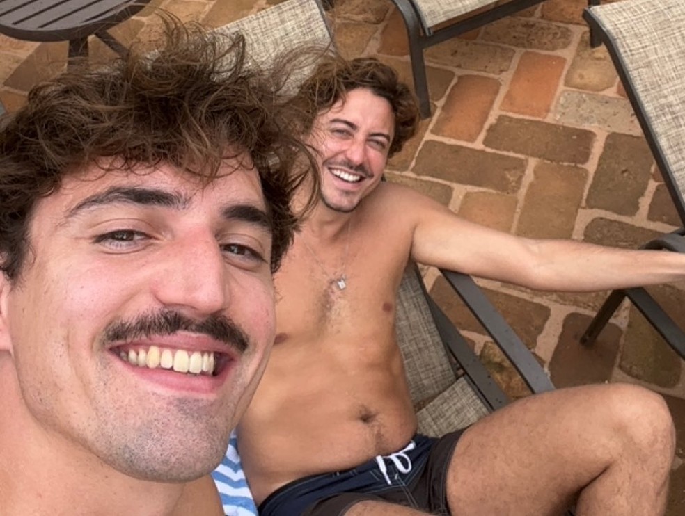 Jesuíta Barbosa e o namorado, Cícero — Foto: Instagram