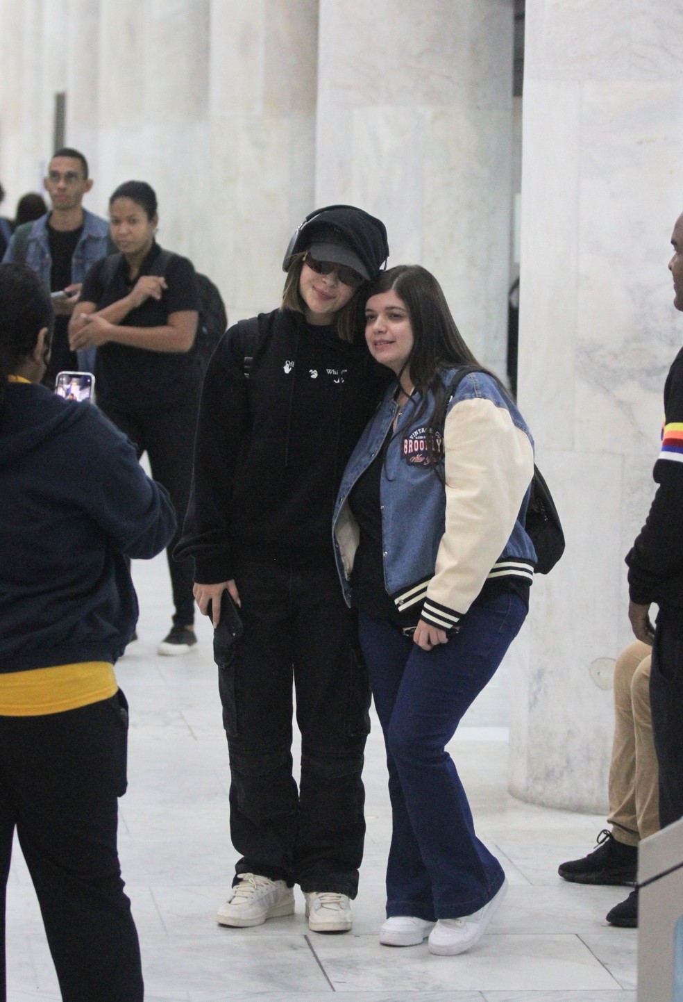 Jade Picon tira foto com fãs ao ser reconhecida em aeroporto — Foto: Adão/Agnews
