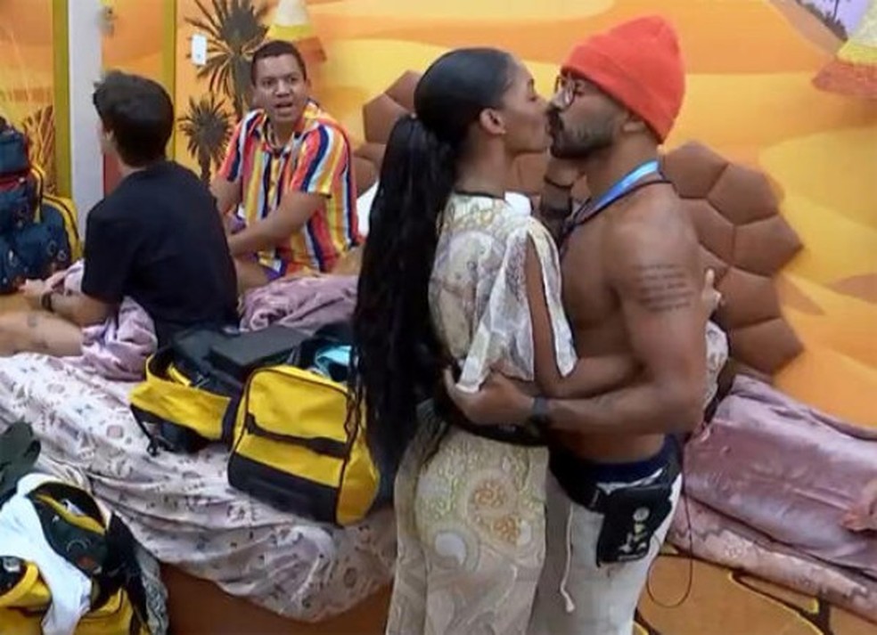 Tina e Alface se beijam na casa do BBB 23 — Foto: Reprodução/Globoplay