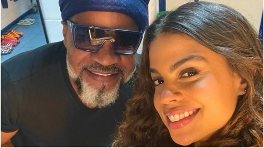 Carlinhos Brown tieta a filha atriz nos bastidores de 'Travessia' e se derrete