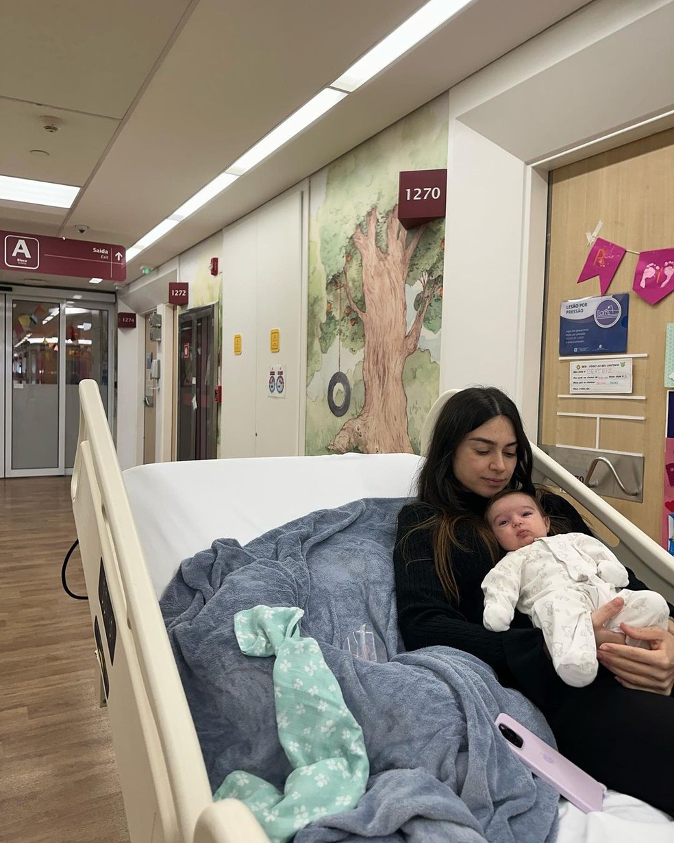 Thaila Ayala compartilha registros de internação de sua filha caçula, Tereza, com Renato Góes, em hospital de São Paulo — Foto: Reprodução Instagram