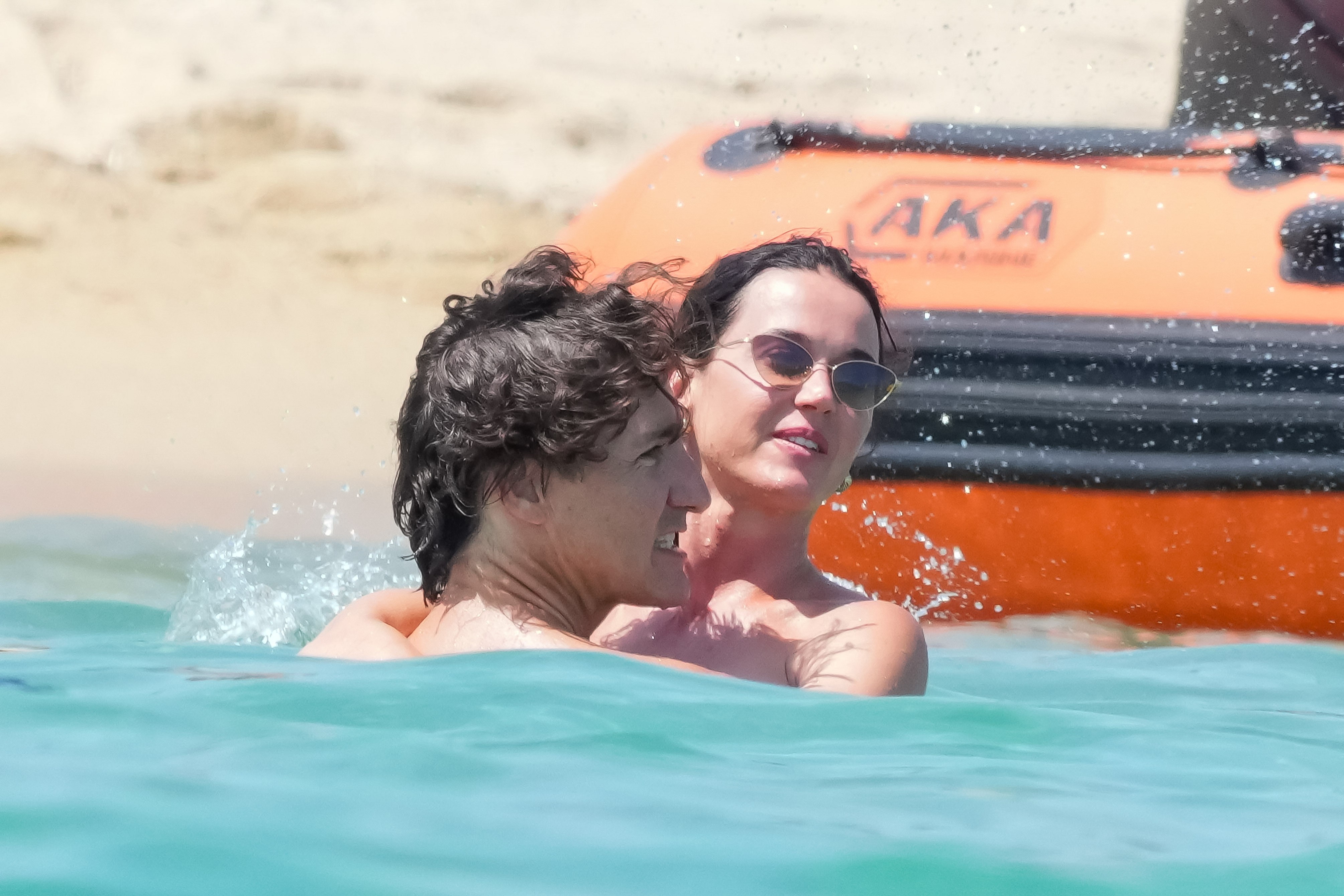 Katy Perry e Justin Trudeau protagonizam cenas de romance em praia na França - QTU Questões do Universo