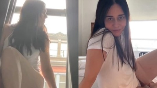 Alessandra Negrini posta vídeo só de calcinha em janela, e mostra curvas