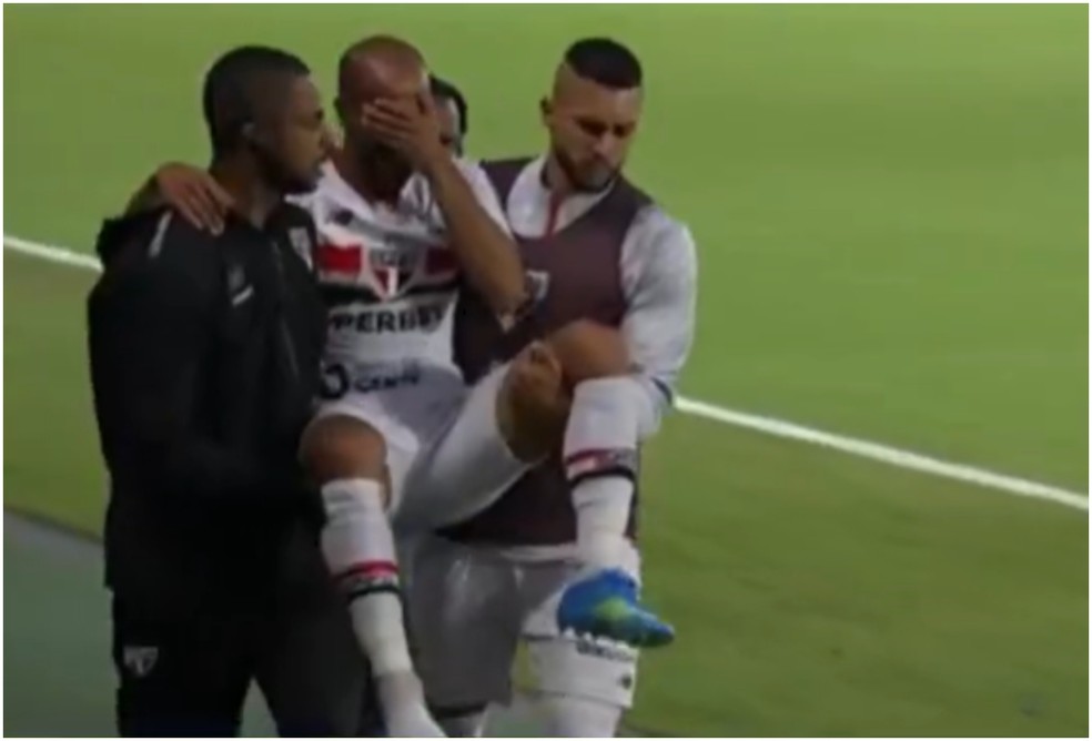 Lucas Moura se lesinou em partida entre São Paulo e Bahia — Foto: Reprodução/Globo