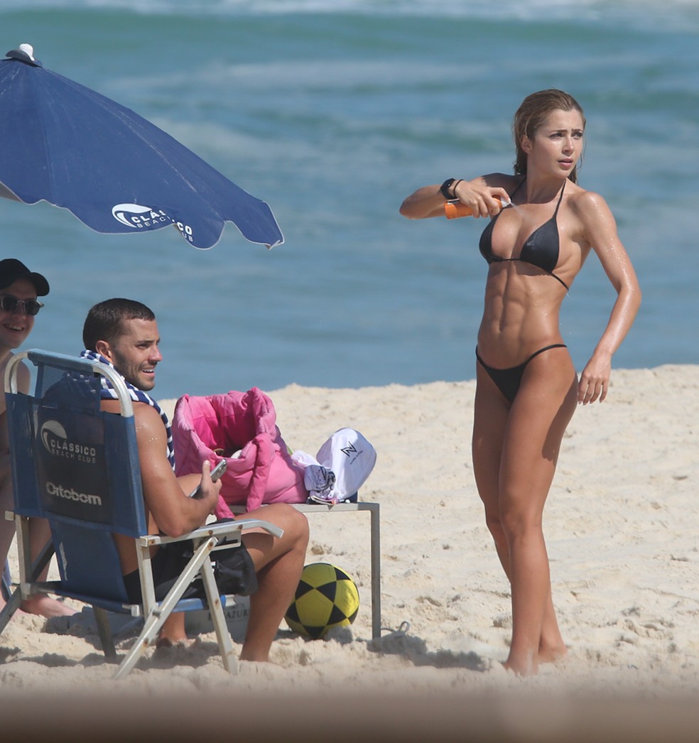 Jade Picon e Andr&eacute; Lamoglia na praia da Barra da Tijuca &mdash; Foto: Dilson Silva/Agnews