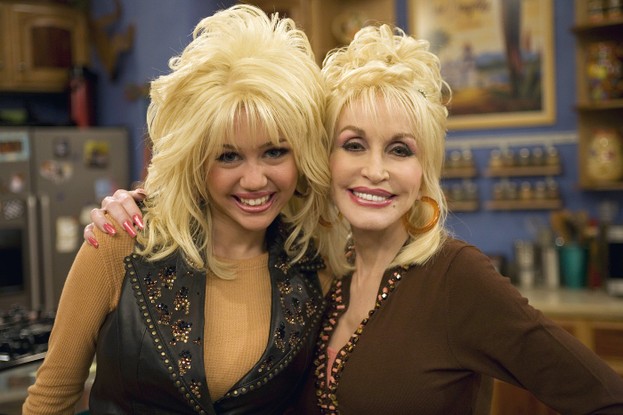 Miley Cyrus e Dolly Parton nos bastidores da série 'Hannah Montana', em 2007