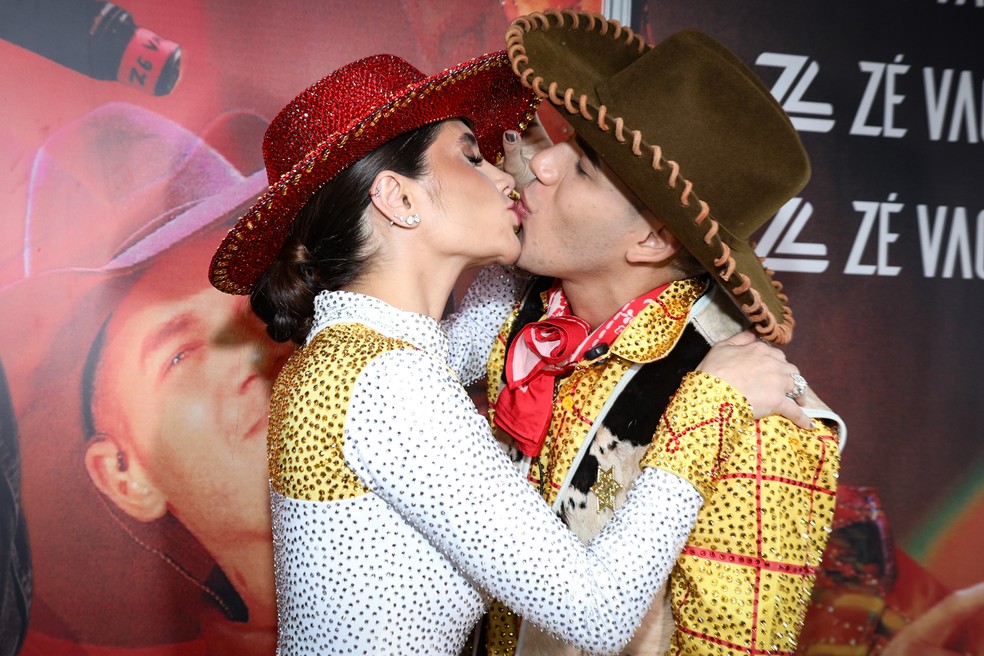 Zé Vaqueiro e Ingra Soares combinam fantasias no Aviões Fantasy 2025 — Foto: Victor Chapetta/BrazilNews