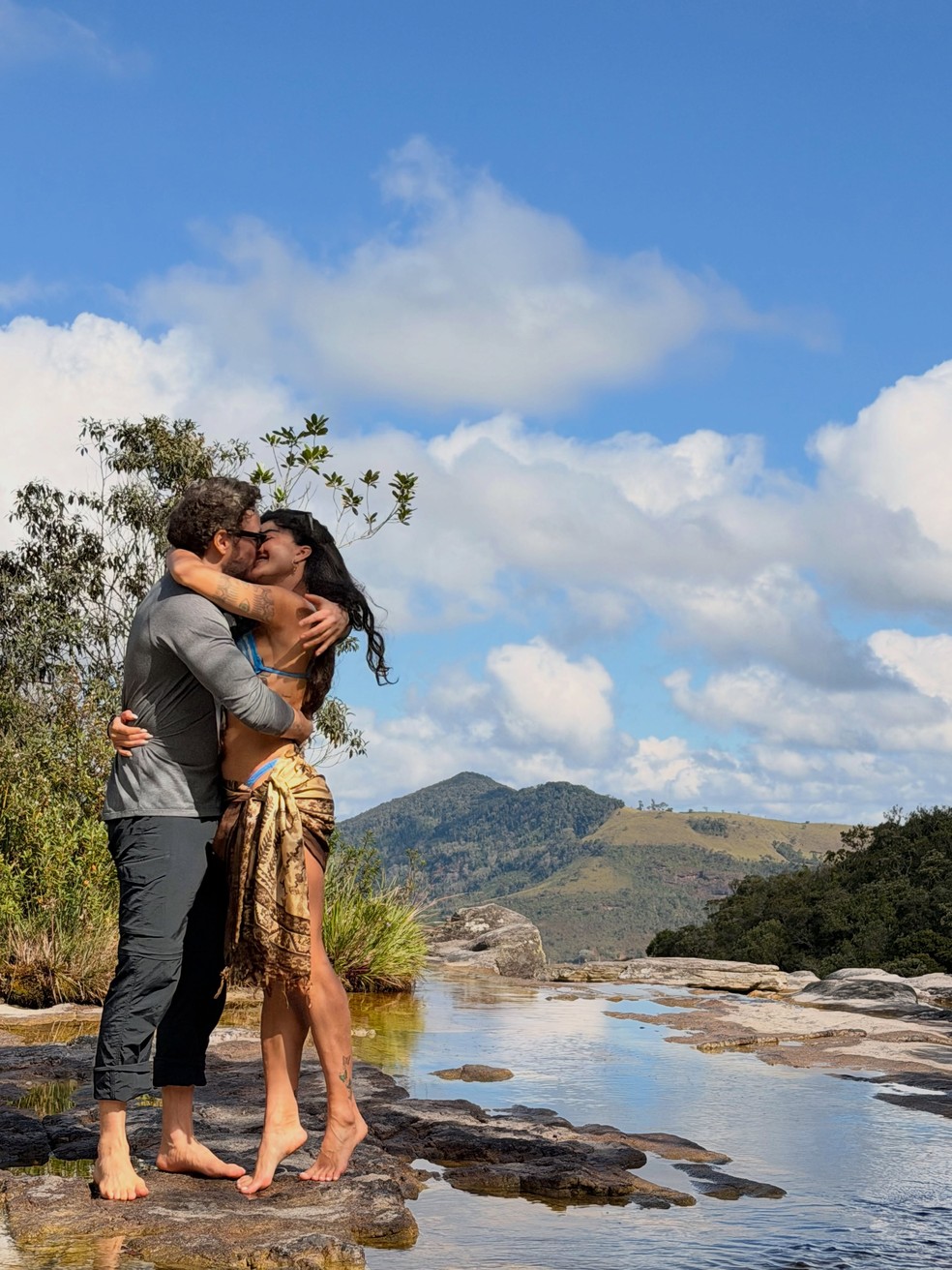 Aline Campos com o namorado em viagem para Ibitipoca, Minas Gerais — Foto: Reprodução/Instagram