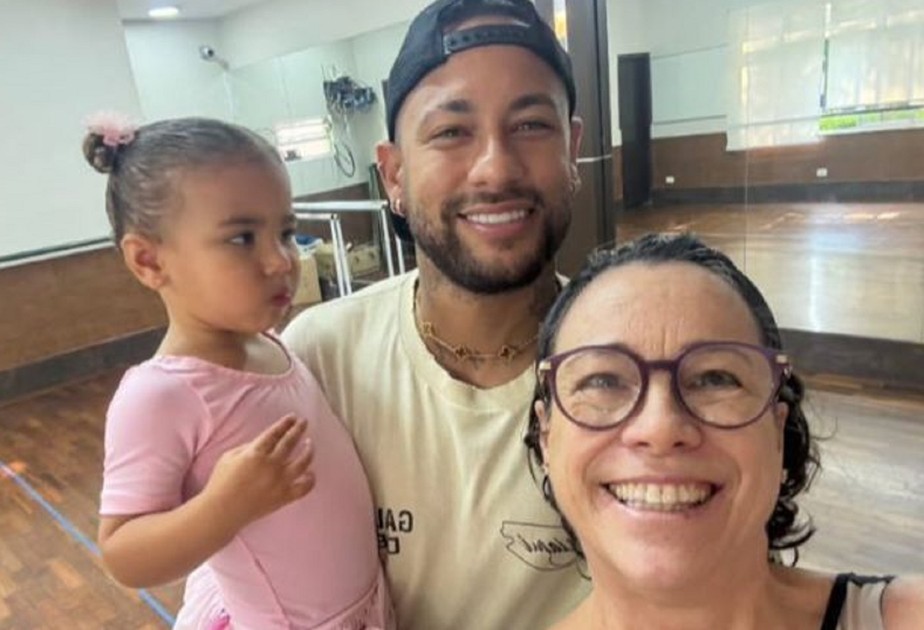 Neymar visita aula de balé da filha Mavie e é elogiado pela professora