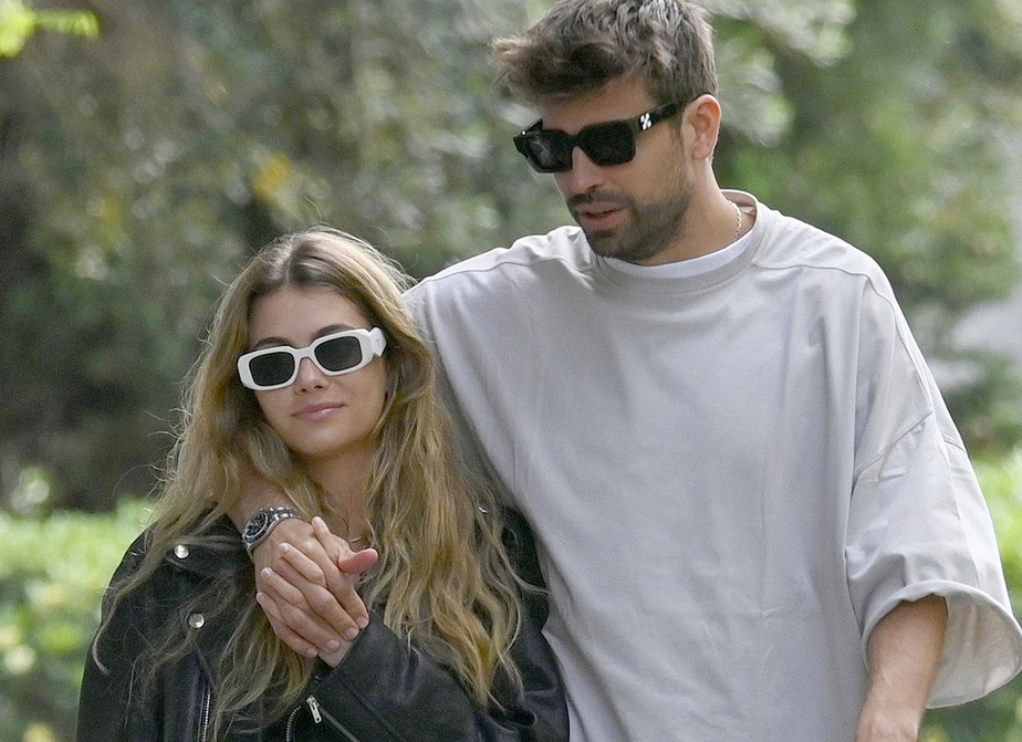 Gerard Piqué e Clara Chía fazem passeio romântico por Barcelona