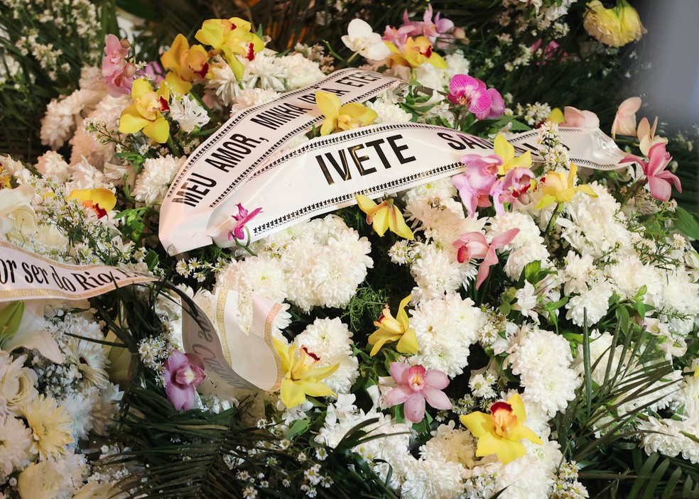 Ivete Sangalo manda coroa de flores para vel&oacute;rio de Preta Gil &mdash; Foto: Manu Scarpa | Brazil News