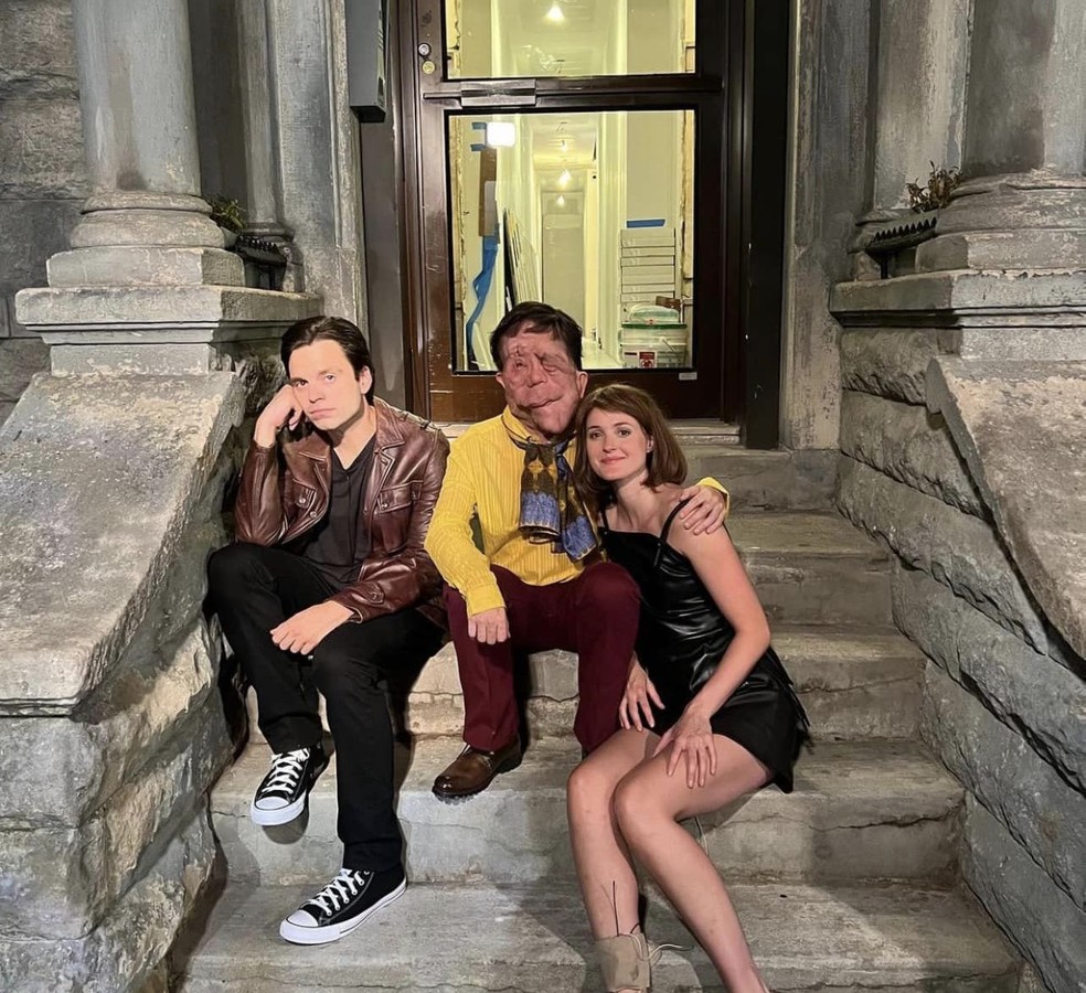 Sebastian Stan e Adam Pearson no set do filme 'A Different Man' — Foto: Reprodução/Instagram