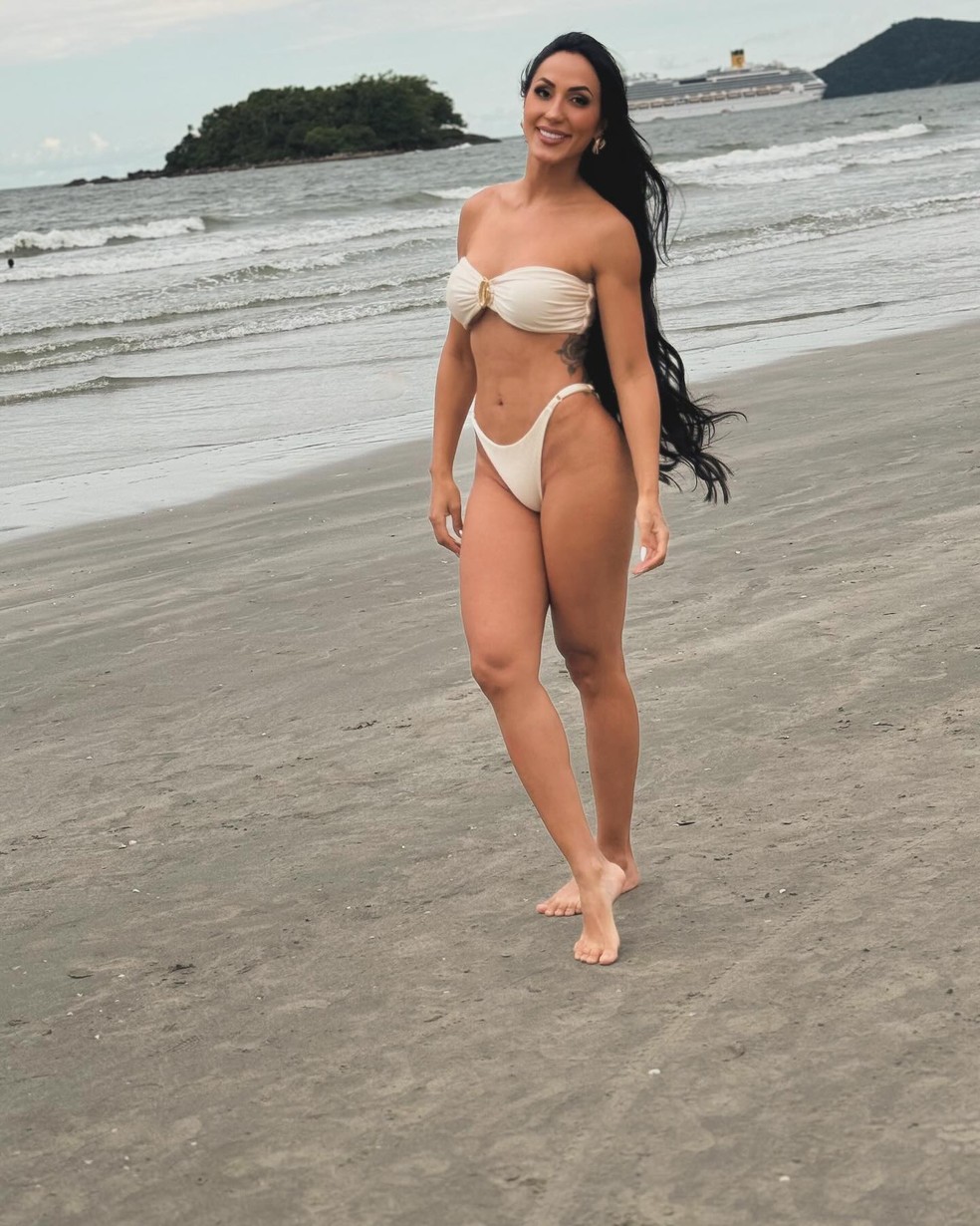 Irmã de Deolane Bezerra curte praia em Santa Catarina e ganha chuva de  elogios