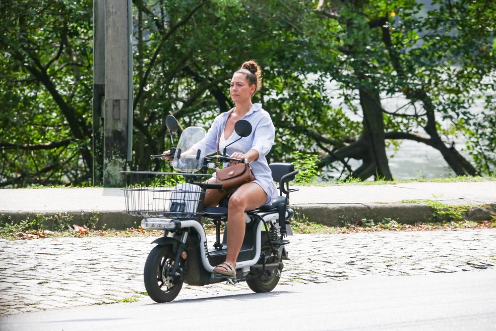 Fabiula Nascimento andando de bicicleta el&eacute;trica &mdash; Foto: Dilson Silva/ AgNews