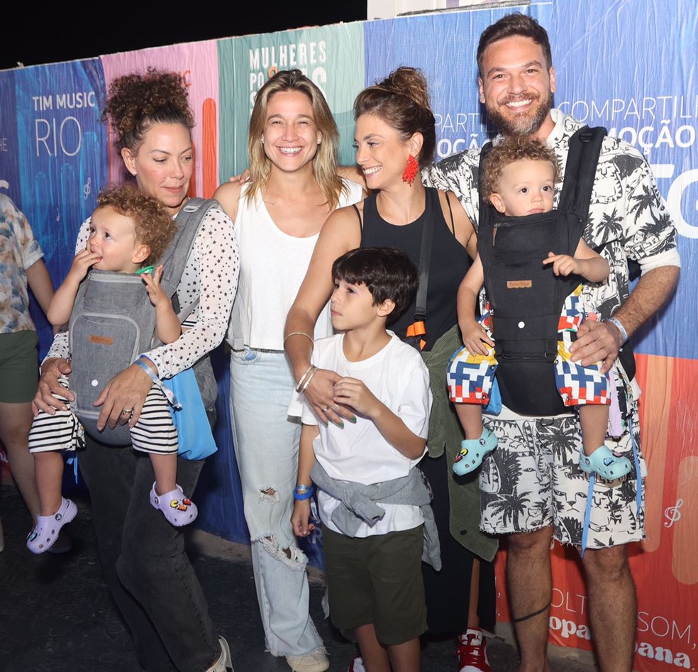 Fabiula Nascimento e Emilio Dantas, com os filhos, encontram Fernanda Gentil e a mulher, Priscila Montandon — Foto: RT Fotografia