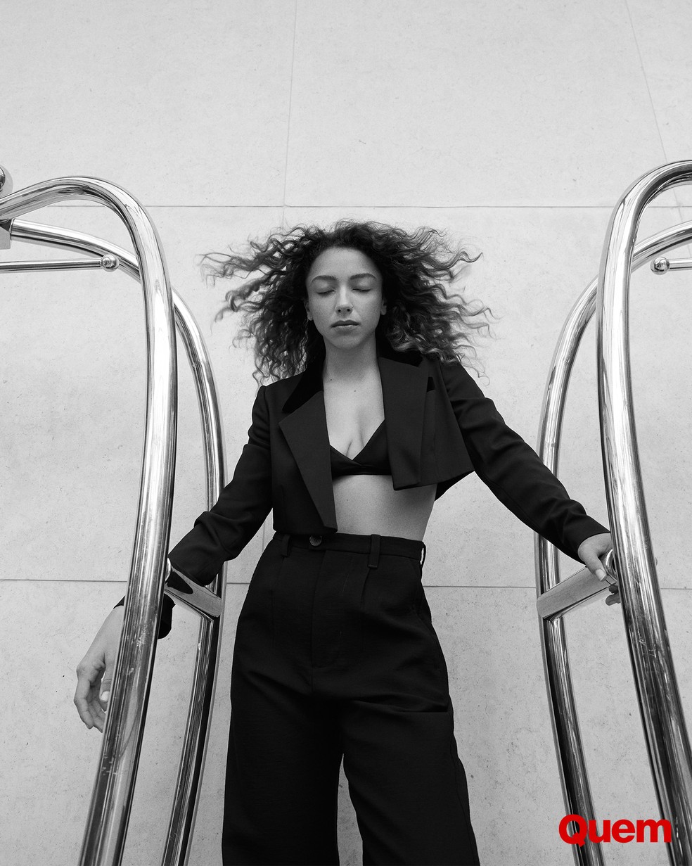 Alice Carvalho usa top Intimissimi e blazer D&G e calça Gucci, ambos no The Vault — Foto: Múcio Ricardo